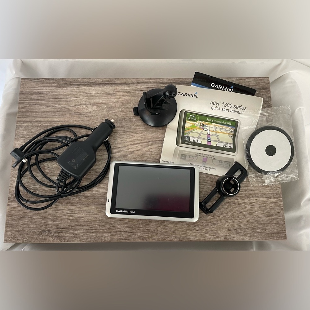 Garmin Nuvi 1300 Series with accessories and instructions used